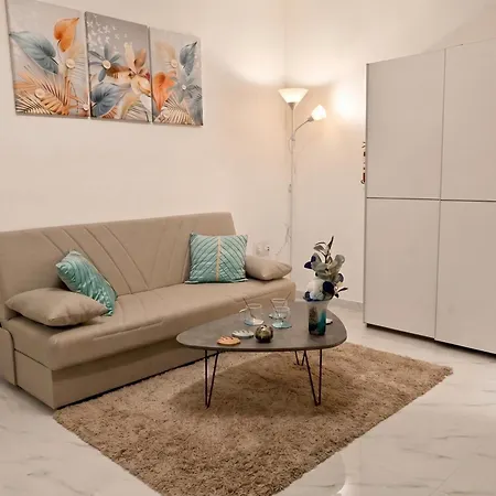 Cosy 2bdr In Bugibba Square - Happy