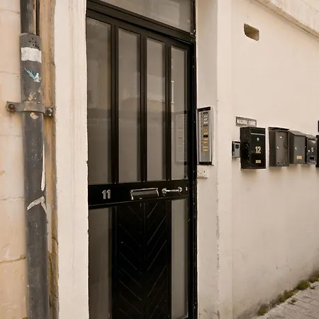 Cosy 2bdr In Bugibba Square - Happy